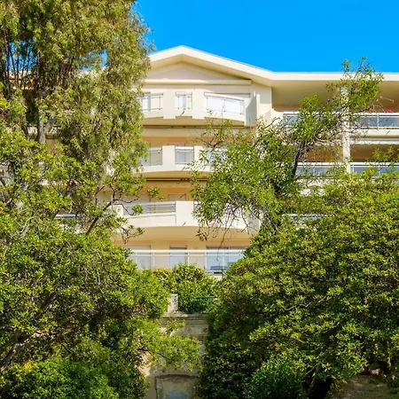 Bellevue Apartment *